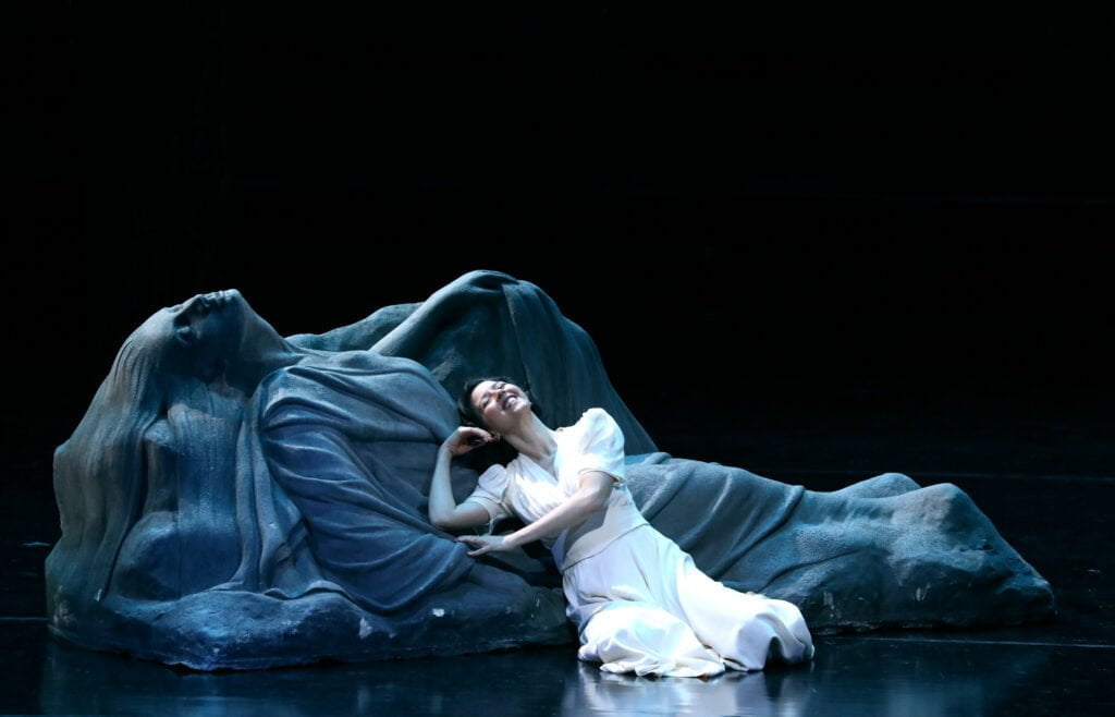 Lucia di Lammermoor ins 20. Jahrhundert verlegt. Warum? Lucia di Lammermoor.