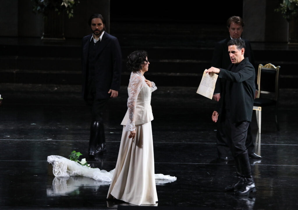 Lucia di Lammermoor ins 20. Jahrhundert verlegt. Warum? Lucia di Lammermoor.